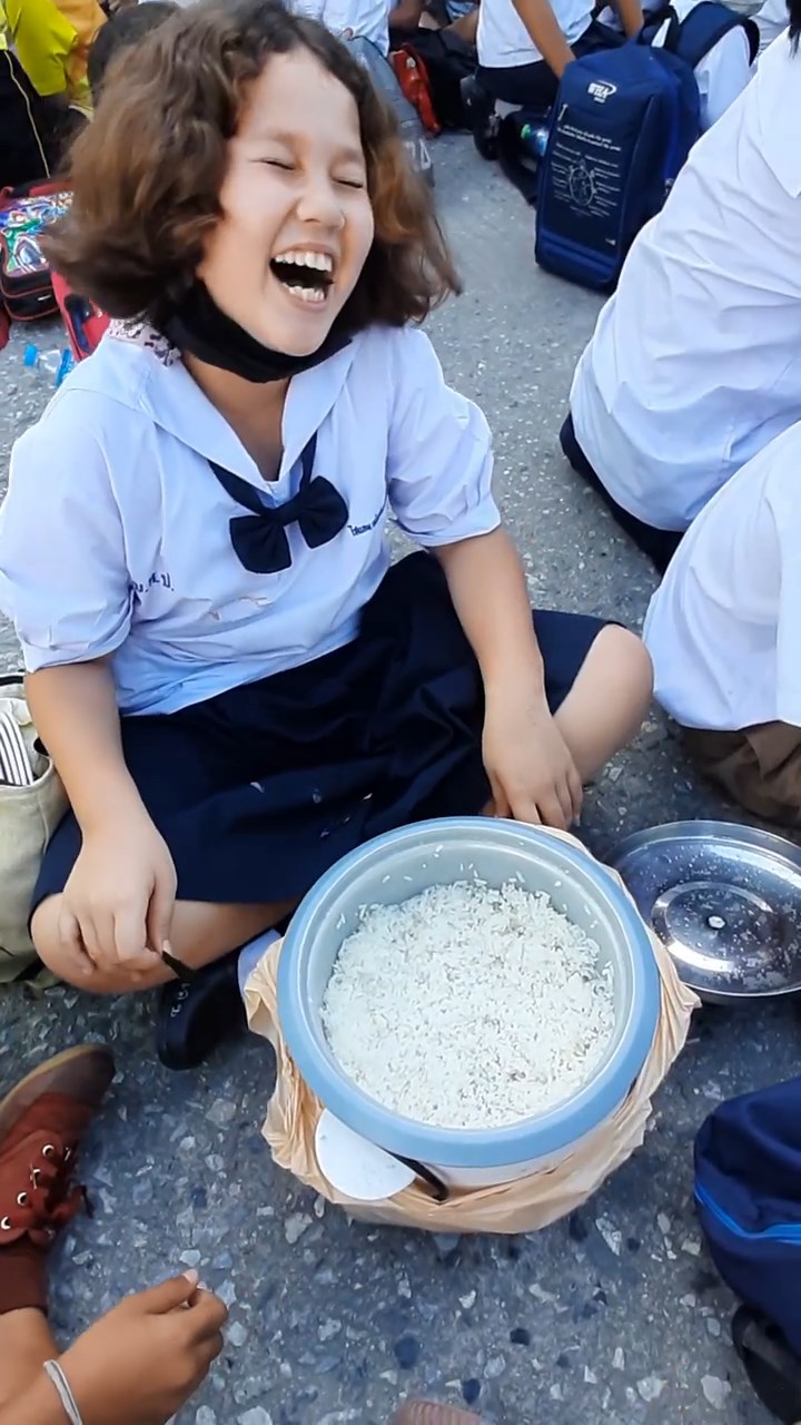 กินข้าวในแถว